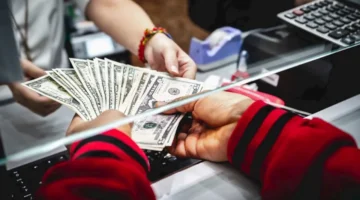 تحت 45 جنيهًا.. خبراء يوضحون احتمالات هبوط سعر الدولار خلال الفترة المقبلة